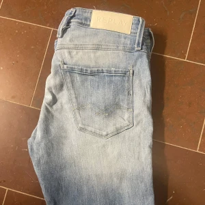 Replay anbass jeans - Ljusblå replay jeans i storlek 29 passar även 30 Modelen är Anbass