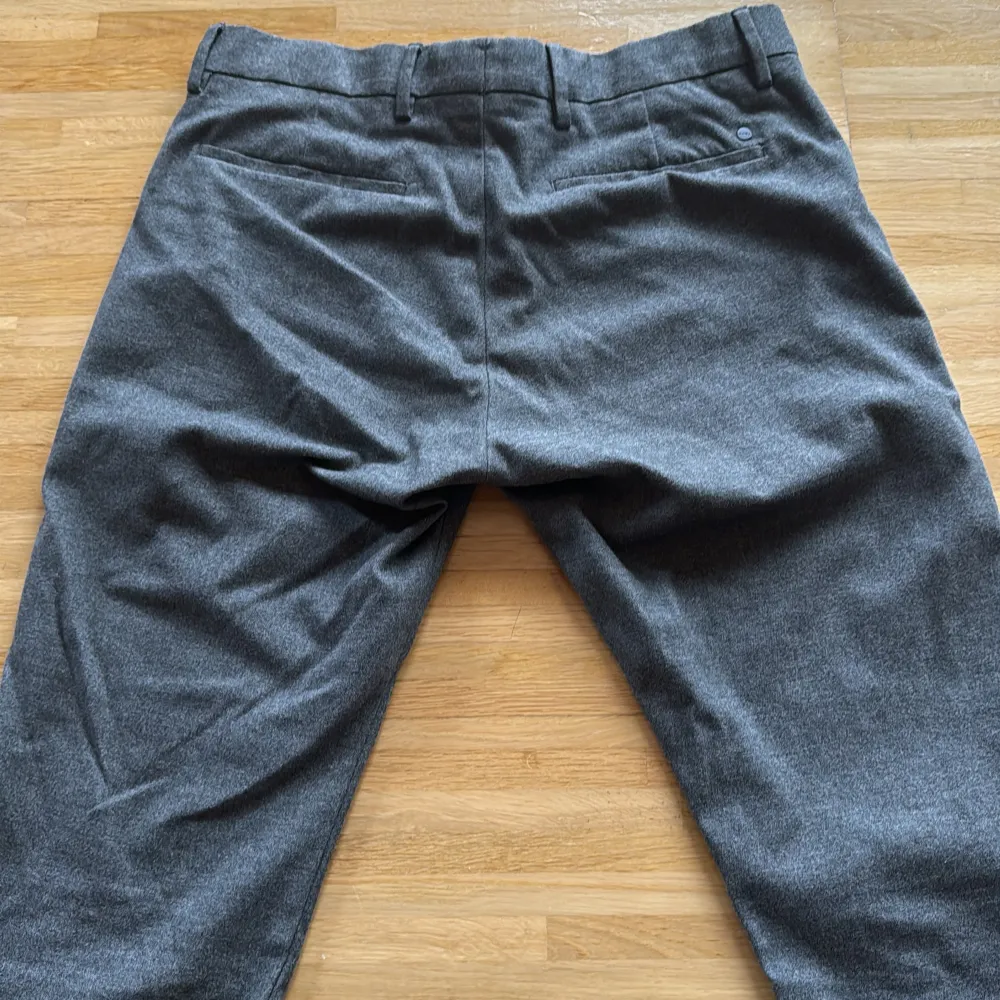 Säljer ett par grå byxor från NN07. Storlek 32/32. Använda en gång. Modell: Theo 1393 nypris: 1000kr. Jeans & Byxor.