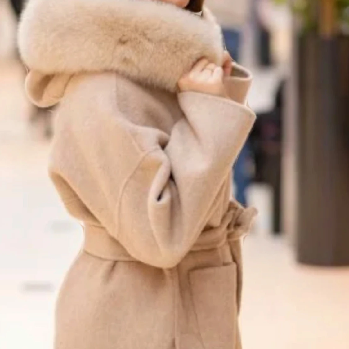 Beige pälskappa - 90