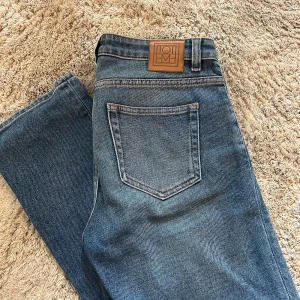 Toteme jeans - Säljer ett par Toteme jeans i modellen straight storlek 26/32