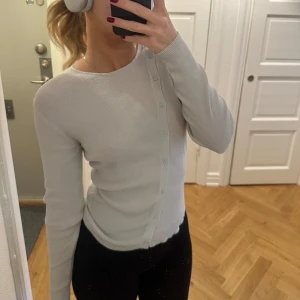 Ljusblå topp med knappar  - Ljusblå tunnare topp med knappdetaljer. Nyskick. Storlek L men jag är vanligtvis S/M  