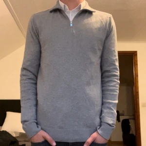 Selected Homme halfzip - Hej, jag säljer denna asköna half zippen från Selected homme. Köpt i butik för 600kr. Inga tecken på användning.