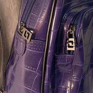 Lila vintage lack crocko ryggsäck  - Y2k vintage 