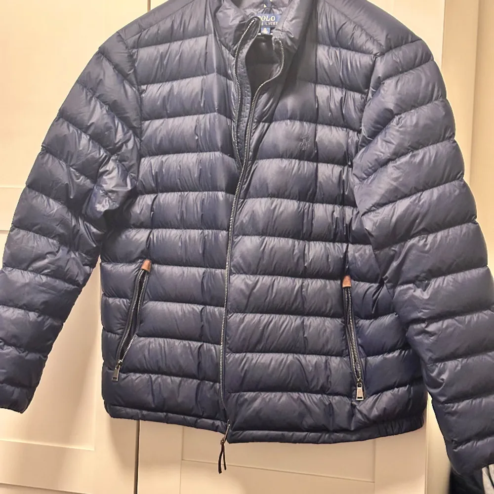 Säljer en Ralph Lauren jacka, som inte kommer till någon användning längre men den är i bra skick. Den är i storlek XL men känns mer som en L, passar förmodligen någon mellan 185-195cm. Köpt för 2500 säljer för 1500,kan gå ner i pris Trög dragkedja!. Jackor.