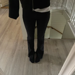 Jeans - Supersnygga svarta jeans med slits💗jättebra skick