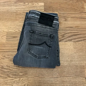 Jacob Cohën jeans - Ett par riktigt feta jacobcohen jeans som är i skick 10/10. Nypris: 6000 mitt pris 1000 (diskuterbart). Storlek: 28W innerbenslängden är 72 och totala längden 91,5