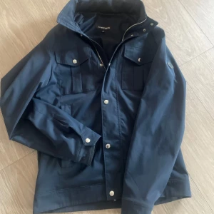 J Lindeberg Bailey - Säljer nu min as feta JL bailey i toppskick! Inte ett enda fel på den, size S men passar dig mellan S/M, passar perfekt nu på hösten! HMU vid frågor eller funderingar😁😁