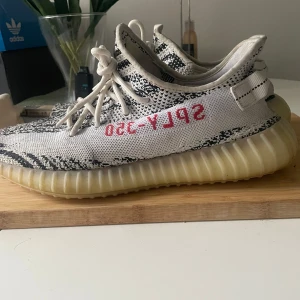 Adidas Yeezy Boost 350 V2 ‘Zebra’ Storlek 46 - Adidas Yeezy Boost 350 V2 ‘Zebra’ snålt använda i bra skick! Storlek 46 originalkartong följer med. 