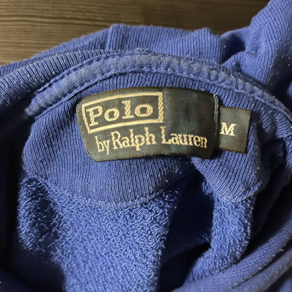 En stilren hoodie från Ralph lauren.  Modellen på bilden är 183cm  Hör av er för mer frågor . Hoodies.