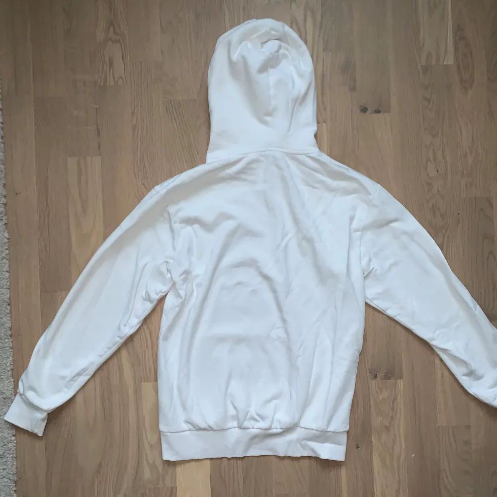 En vit hoodie i storlek xs från h&m med svart Paramount tryck på framsidan. Bra skick då den endast är använd fåtal gånger. . Hoodies.