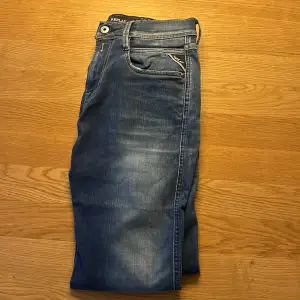 Säljer ett par riktigt fina replay jeans i modellen anbass, som har en snygg tvätt. Bara att höra av dig vid frågor!