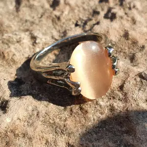 Ring med aprikos cateye st 17.5 ✨️✨️✨️Titta igenom alla mina upplagda och köp fler saker i bundle för att spara på frakten och få allt du köpt i ett och samma paket✨️✨️✨️