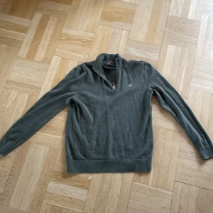 Morris half-zip - Säljer nu min morris half-zip pga växt ut den, har inga defekter, passar s-m. Ny pris 1300kr. Säljer för 500, pris kan diskuteras.