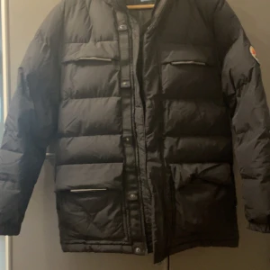 Jacka  - Super fin vinter jacka i nyskick. Säljer då den tyvärr blivit förliten. Skriv för mer bilder💗