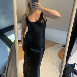 Satinklänning  - Säljer denna svarta satinklänning från asos! Likadan som den guldiga på bilderna fast i svart! 