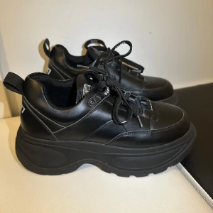 Svarta sneakers  - Sneakers från märket Sixty7. Används ett fåtal gånger men är i nyskick utan creasing. Säljer dem pga att de är för små annars är de väldigt sköna att gå i och inte alls tunga. 