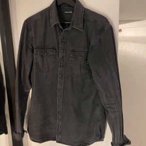 Jack and Jones overshirt - Fin jack & Jones overshirt, 10/10 skick. Storlek M, passar 185 