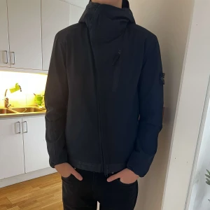 Stone island jacka - Riktigt fet stone island jacka. Otroligt bra skick, ända tecknet på användning är på självaste märket(bild 3). Priset är inte hugget i sten så kom gärna med prisförslag. Kvitto finns såklart.