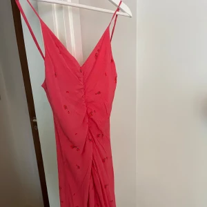 Adoore-klänning rosa  - Klänning från Adoore använd endast 1 gång. Säljs inte längre! 