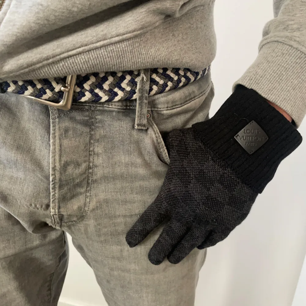 De här vantarna har jag använt mycket förra året men kommer inte till använding längre. Skicket skulle jag säga är 8/10 men de är inte sönder. Modellen heter Neo Petit Damier gloves. Har du frågor så är det bara att höra av dig!. Övrigt.