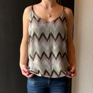 Fest topp - Så fint linne i trendigt mönster.🤩Tyget är lite glittrigt! ⭐️🫶🏼Passar fint till fest eller till vardags.🧸I storlek m men passar mindre storlekar. Ställ gärna frågor och pris kan diskuteras. 💞🩷