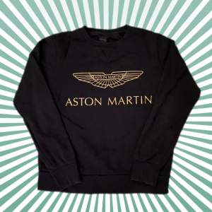 En fet crewneck av Hackett London’s Aston Martin collection. Tröjan är sparsamt använd och saknar defekter. En fin mörkblå färg tillsammans med det guldiga märket😮‍💨 Fraktar inom 24h📦✅