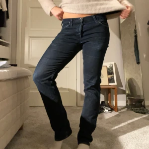 Lågmidjade lee jeans - Jätte snygga vintage lågmidjade Lee jeans! Är i bra skick, hittade ingen storlekslapp så uppskattar S/M💕
