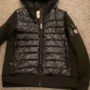 Moncler Cardigan - Hej säljer en moncler cardigan