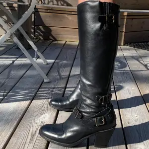 Svarta läderboots med klack från Bronx. Jättebra skick & snygga detaljer!