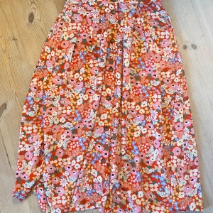 lång blommig kjol - jättesöt blommig kjol från monki. stretchigt band i midjan så passar bra. jätteskönt material. inga slitage eller liknande. skriv gärna för mer info, mått eller pris.