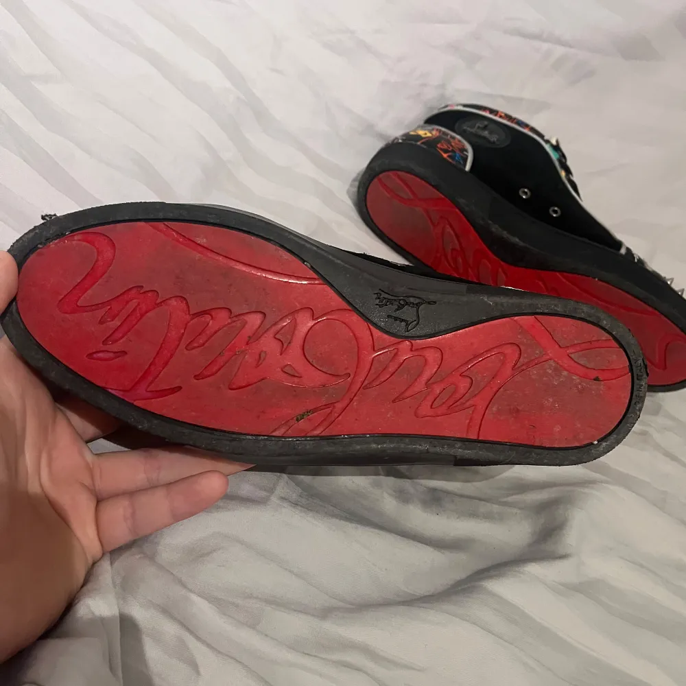 Dessa är ett unika par Christian Louboutin för dom som vill sticka ut lite i storlek 43-44 . Dessa har små knappt synliga defekter jag skulle säga skick 8/10 så dom är jätte fina. Kan tänka mig byta mot andra märkes skor i storlek 44-45kan ändra pris. Skor.