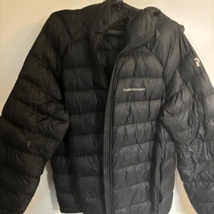 Peak performance vinter jacka herr - Peak performance vinter jacka herr storlek L finns 2 små skador se bild hör av er vid intresse 