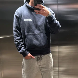 Jacquemus hoodie  - Använd men 8/10 skick minst inga flaws. Nypris 2900 mitt pris 1899kr. Storlek M (Kan lösa alla storlekar om det önskas)