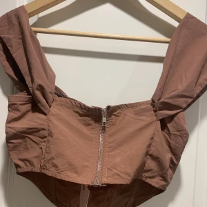 Fest linne  - Ny med prislapp linne från Missguided i storlek 32 