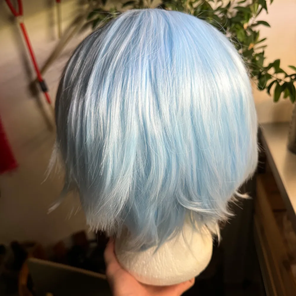 Oanvänd/nyskick blå peruk från Arda Wigs. Peruken heter Hansel CLASSIC i färg Aqua. Peruken är tjock och bra kvalité. Heat-resistant.. Accessoarer.