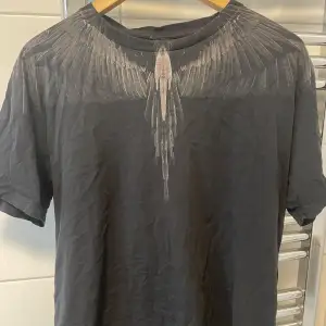 Snygg marcelo burlon T-shirt i strl L  som har använts sparsamt  Skriv för mer info/bilder 