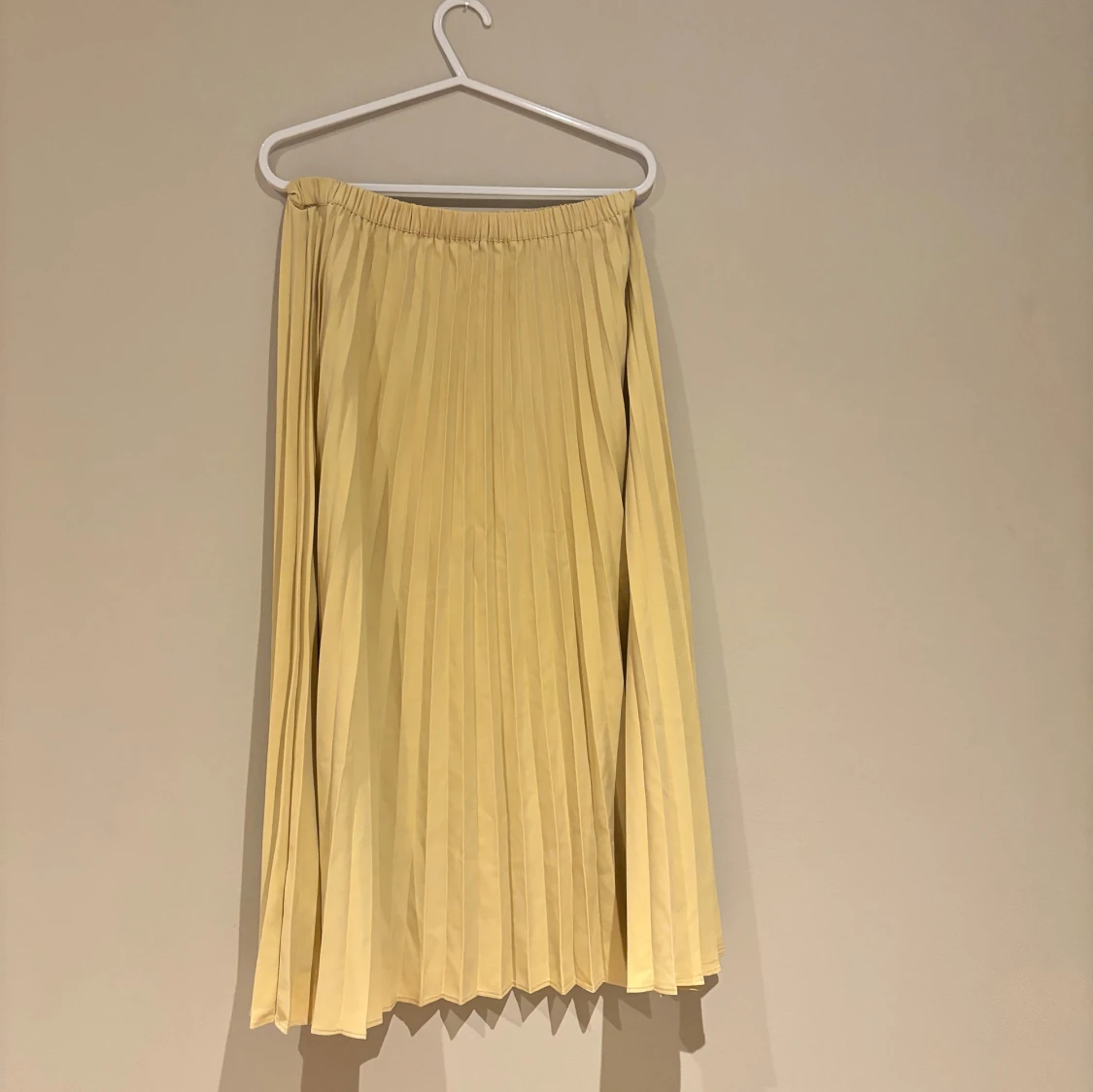  Plecerad gul kjol från Gina - 90