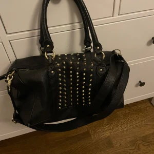 Vintage väska - Säljer den här snygga vintage väskan jag längre inte använder. Köpte den second hand och den är ganska sliten därav priset. Men fortfarande väldigt snygg!!