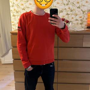 Sail racing sweatshirt. Använd en del men fortfarande bra skick. Loggorna börjar flagna lite smått men de är inget märkbart.  Storlek M