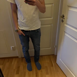 Nudie jeans - Ett par riktigt sköna nudie jeans i modellen grim Tim L 32 W 29 säljer eftersom de är lite tajta i midjan, man kan en en liten skada i bakfickan på bild 4 men lätt att fixa 