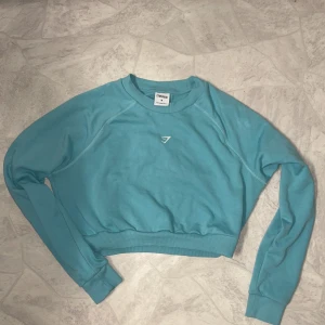 Croppad tröja i väldigt bra skick - Croppad sweatshirt från Gymshark. Använd max 3 gånger. 