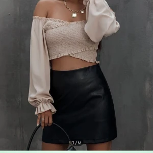 Beige offshoulder topp - Säljer en superfin beige offshoulder topp med långa ärmar. Toppen är croppad och har en smockad design som ger en snygg passform. Perfekt för en utekväll eller fest! ✨