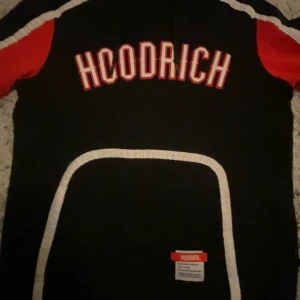 hoodrich hoodie. Går och köpa eller byta! - Säljer en snygg hoodie från hoodrich. Den är super bekväm och har inga hål. Använd 3-4 gånger. Perfekt för vintern eller hösten.