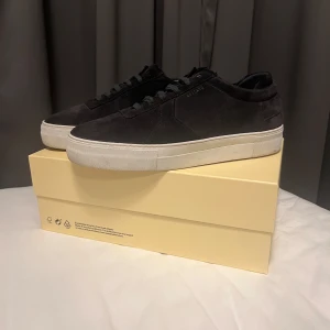 Axel Arigatos Platform Sneaker-Navy - säljer mina mörk marin blåa platform arigatos då dem ej kommer till användning längre, dem har storlek 43 och är köpta för 2450 kr på NK 2023, dem är i rätt bra skick och är mocha skor. Dem är lite slarvigt snörade. Fler bilder/frågor svaras i PM