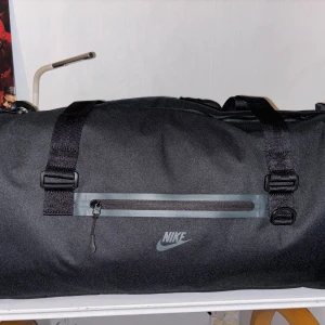 Nike Tech svart gymväska - Använd ett fåtal gånger. I toppskick. Inga skador eller spår av smuts.  Köpt på Zalando. Kvitto finns.