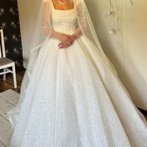 Brudklänning  - Använd bara en kväll några timmar. Brud klänningen är full med stenar , slöjan är 3 meter som passar till klänningen , special  designade , storlek är 36-38