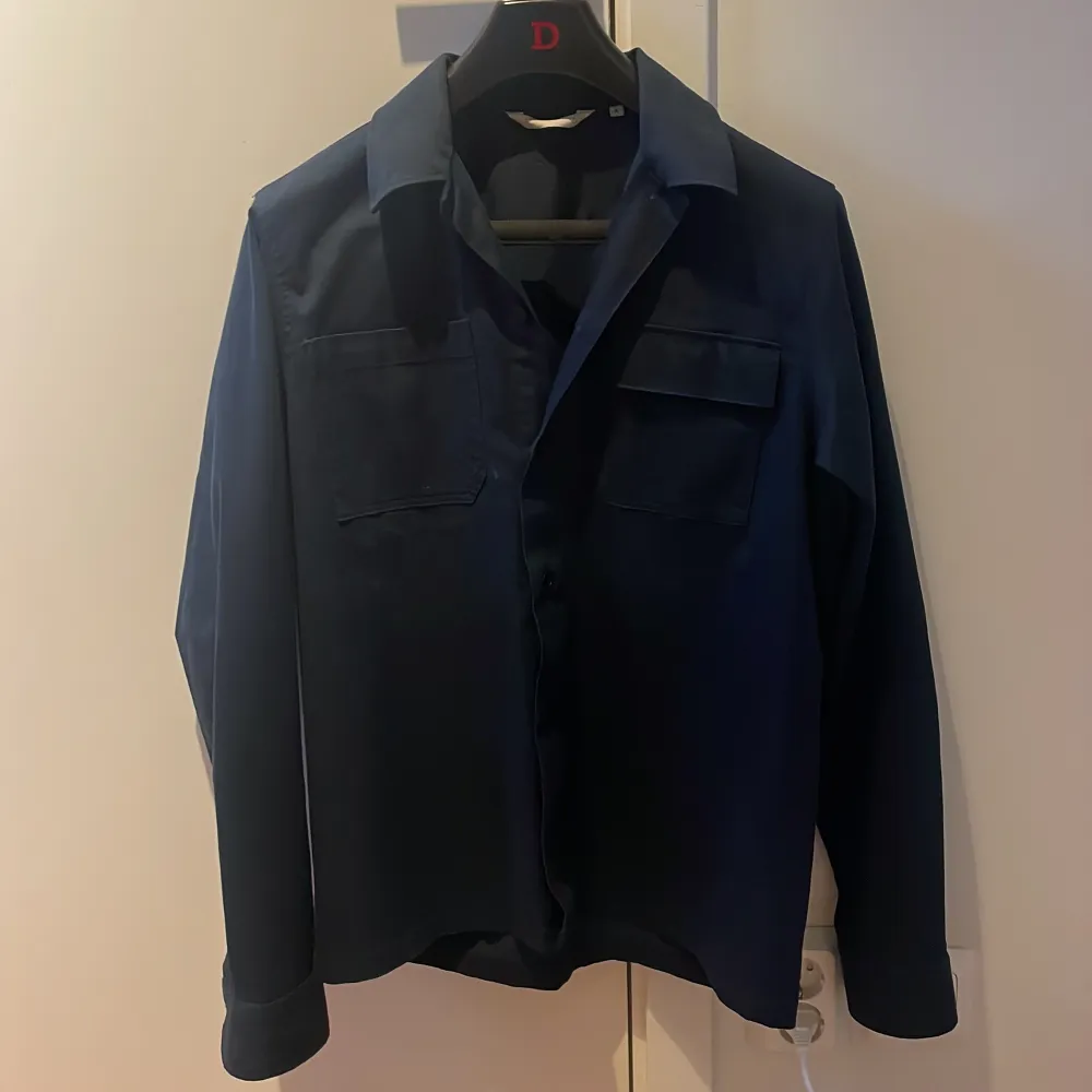 Fin mörkblå overshirt från Casual friday. Storlek S. Cond 9/10. Jackor.