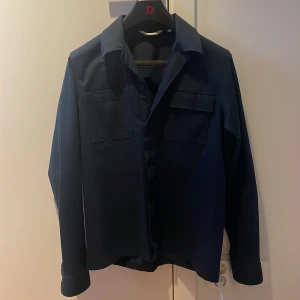 Ocershirt från Casual Friday - Fin mörkblå overshirt från Casual friday. Storlek S. Cond 9/10