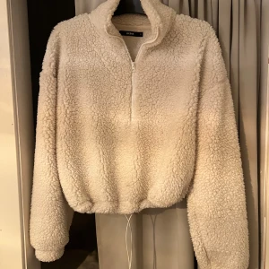 Tröja i teddy - Mysig varm tröja i teddy. Den är benvit kort i modellen, man kan även dra åt med snören.💕 stor i storlek