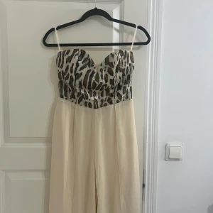 Jumpsuit  - •Använd 1 gång 